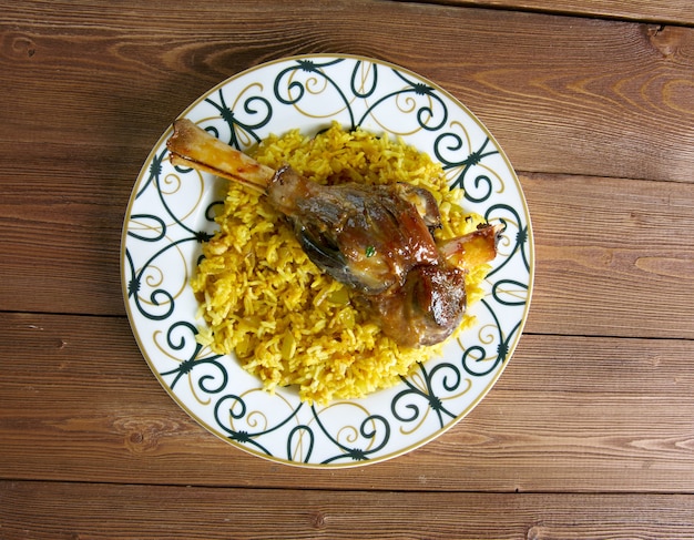 Gigot d'agneau aux épices indiennes avec riz pilaf.