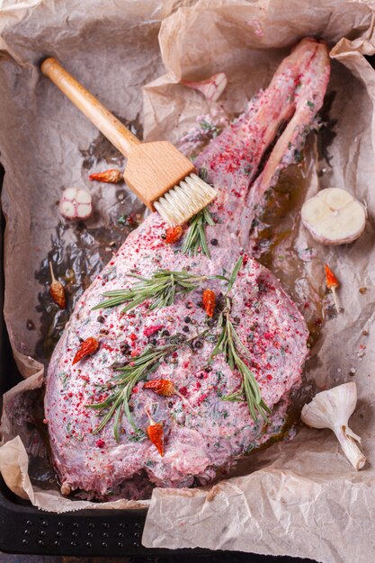 Gigot d&#39;agneau cru mariné aux épices et au romarin