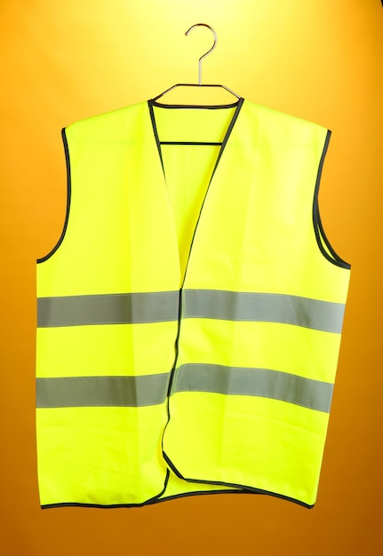 Photo gilet jaune sur fond de couleur