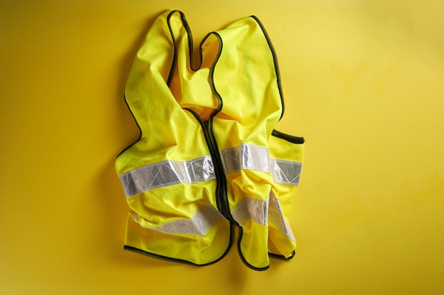 Photo gilet réfléchissant jaune sur fond jaune