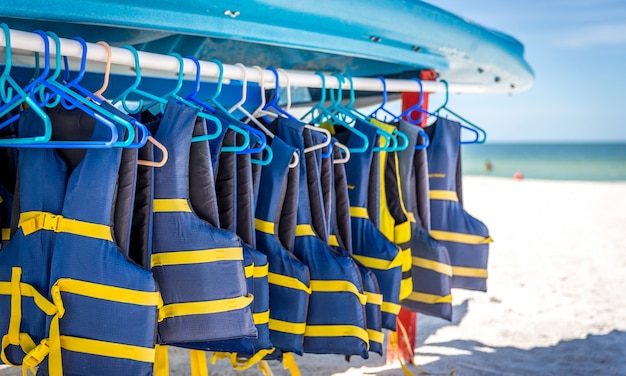 Gilets de sauvetage et des bateaux sur la plage de St.Pete en Floride, USA