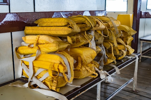 Des gilets de sauvetage jaunes sur la table.