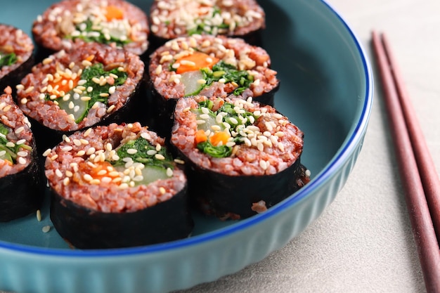 Gimbap ou kimbap est un aliment coréen à base de riz blanc cuit à la vapeur et de divers autres ingrédients