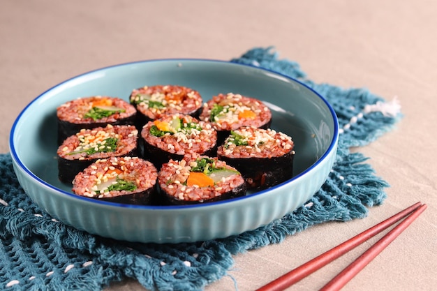 Gimbap ou kimbap est un aliment coréen à base de riz blanc cuit à la vapeur et de divers autres ingrédients