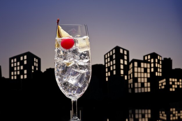 Photo le gin et tonic de metropolis est un cocktail tom collins.