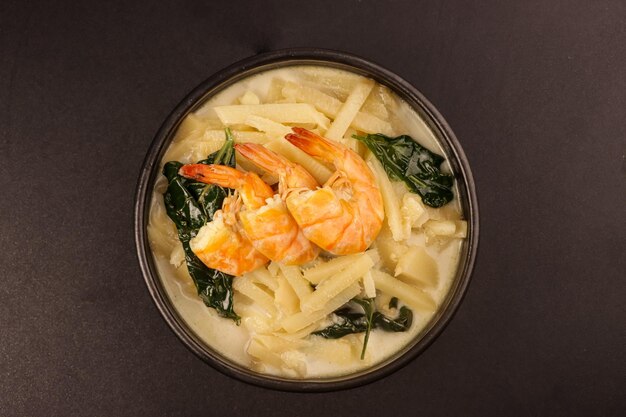 Photo ginataang labong avec des crevettes est des pousses de bambou cuites dans du lait de noix de coco avec des crévettes