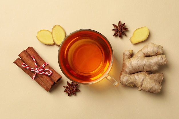 Gingembre, cannelle et tasse de thé sur fond beige