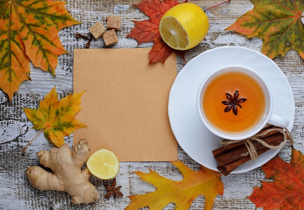 Gingembre, citron et flic de thé sur fond clair