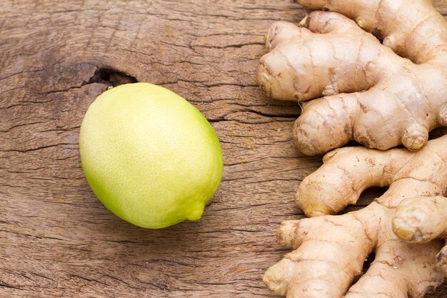 Gingembre et citron sur la table vue d'en haut