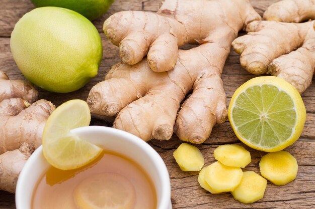 Gingembre et citron sur la table vue d'en haut