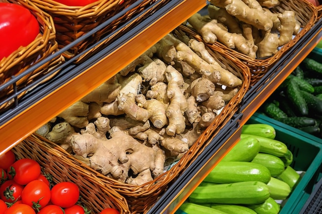 gingembre sur le comptoir de l'épicerie. une épicerie avec des paniers de légumes