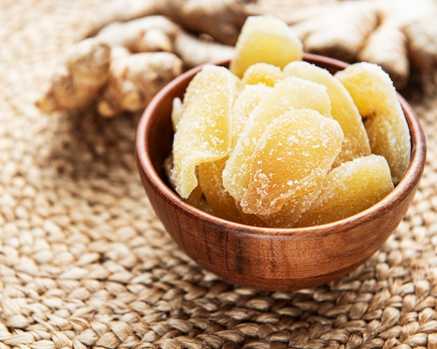 Gingembre confit doux et épicé sur un vieux fond de natte de paille