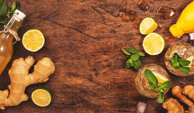 Ginger Ale Cocktail avec Bière Lime Citron et Menthe en verre sur la vue de dessus de table en bois