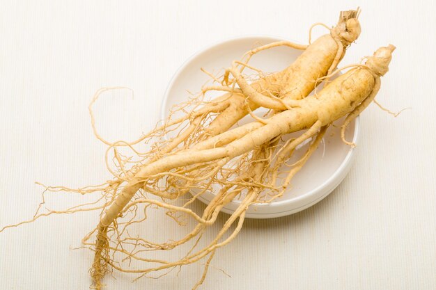 Photo ginseng sur fond blanc