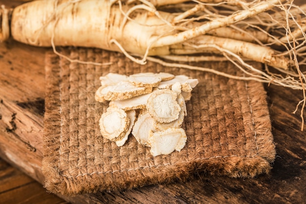 Ginseng frais et tranches sèches