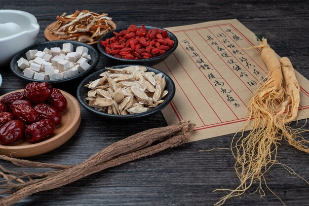 Ginseng et médecine traditionnelle chinoise sur la table