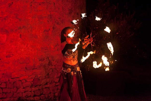 Gipsy girl fire dancing pendant le festival annuel des Nocturnes Medievales à Bazoges en Pareds