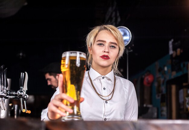 Girl barmaid formule un cocktail au beerhall