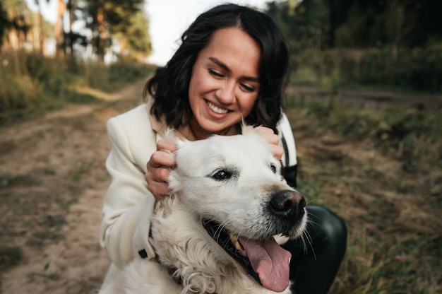 girl, étreindre, a, chien golden retriever, dans, les, champ