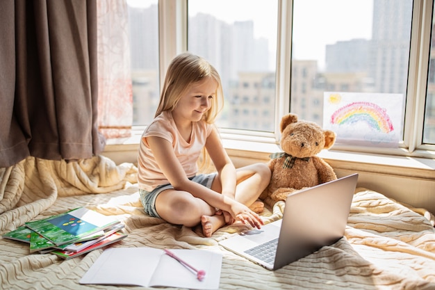 girl, étudier, devoirs, pendant, leçon en ligne, maison