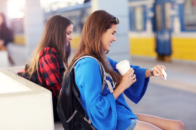 Girl friends touristes sur la plate-forme ferroviaire