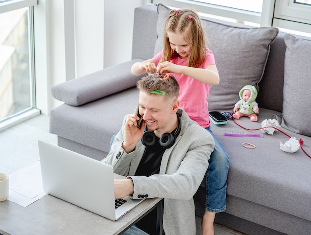 Girl, hairstylying, homme, travailler maison