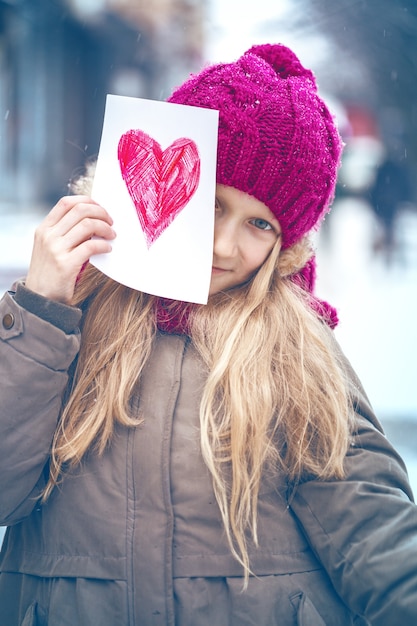 Girl holding dessin avec un coeur le jour de la Saint-Valentin