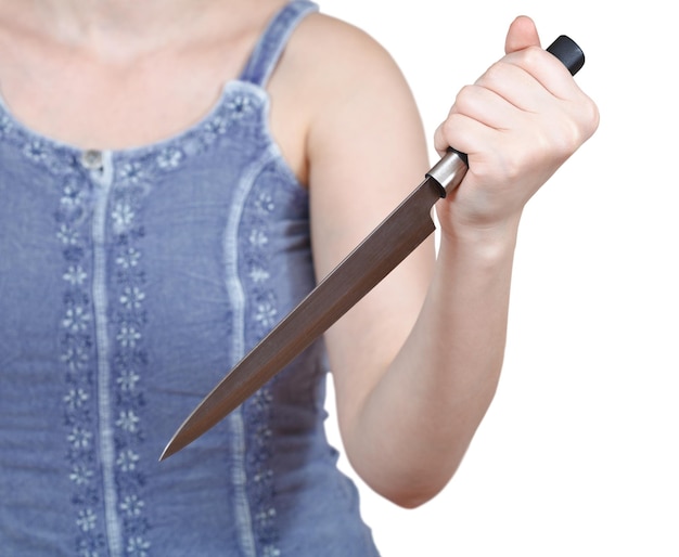 Girl holding grand couteau de cuisine