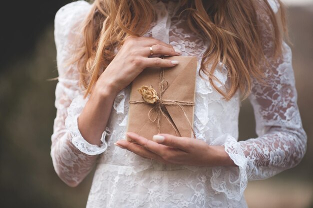 Girl holding pack de vieilles lettres en papier avec fleur rose sèche