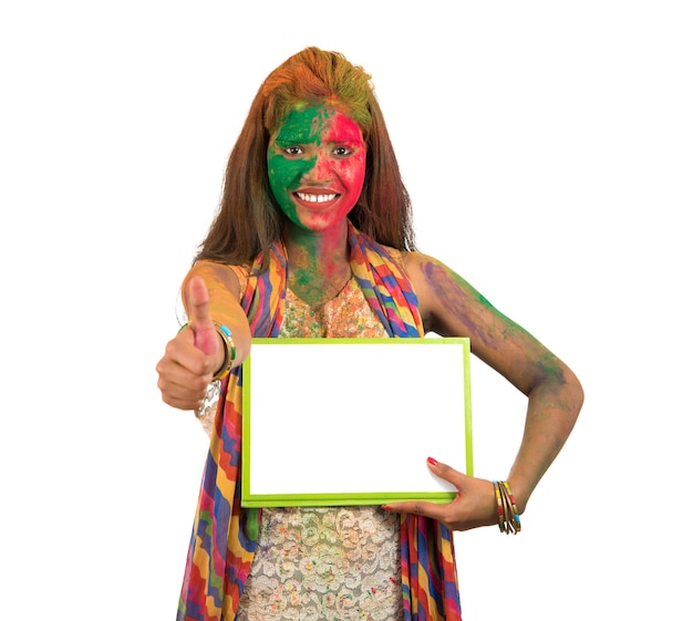 Girl holding a white signboard avec visage peint avec couleur dans Festival of Color Holi