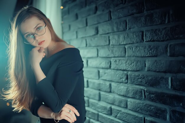 girl loft interior studio glasses / businesswoman in glasses, confiance, jeunesse, nature.