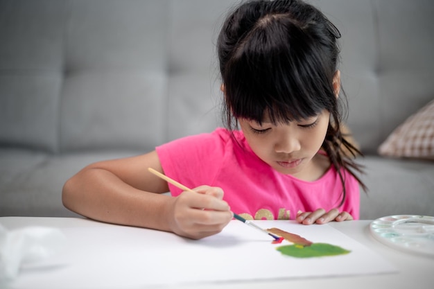 Girl peinture photo sur table à la maison