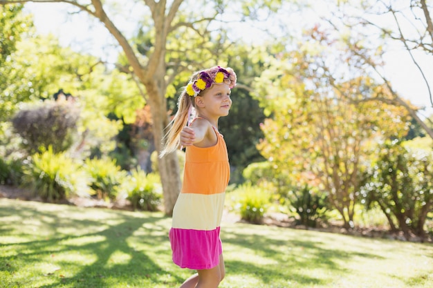 Girl, porter, couronne, debout, bras, tendu, Parc