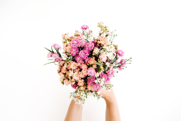 Girl's hands holding bouquet de fleurs sauvages sur blanc