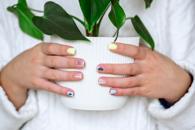 Girl's hands on book avec une fleur.