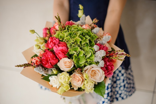 Girl, tenue, bouquet fleurs, mains