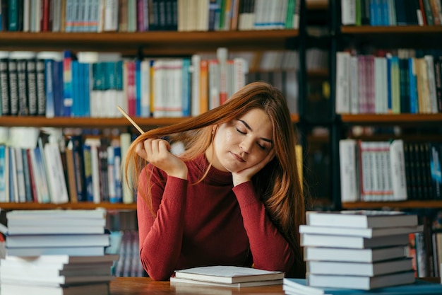 Photo a, girl, tenue, a, étagère livre, étudiant, dans, les, bibliothèque