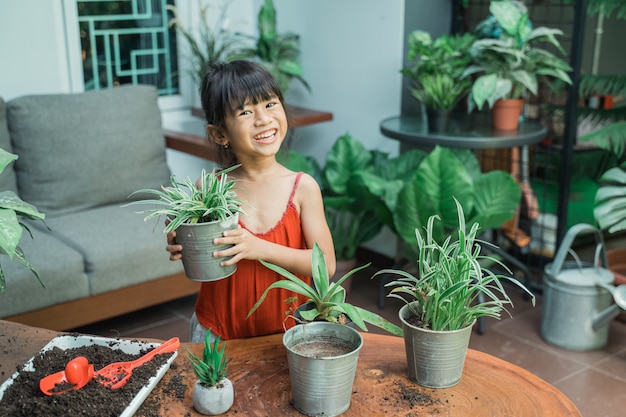 Girl, tenue, fleur, pot, jardinage