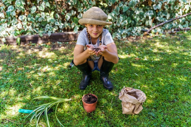 Photo girl, tenue, saleté, mains, jardin