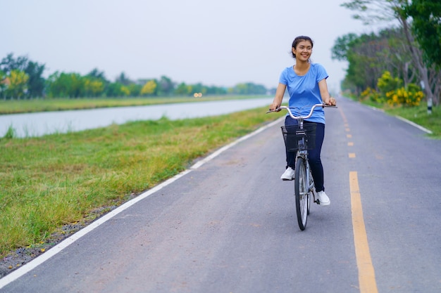 Girl, à vélo, femme, équitation, bicyclette, route, dans parc