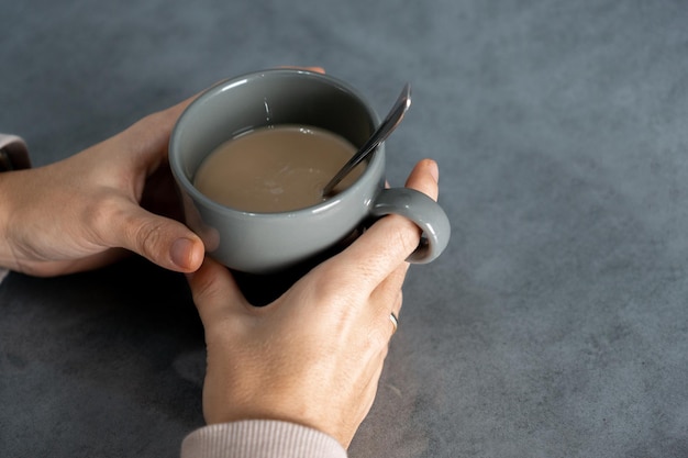 Girl39s mains avec une tasse de café