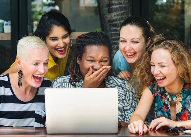 Girlfriends Hangout Laptop Concept drôle