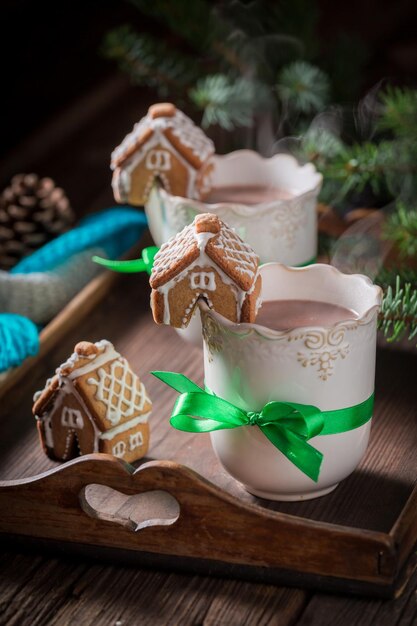 Gites en pain d'épice avec chocolat chaud le soir de Noël