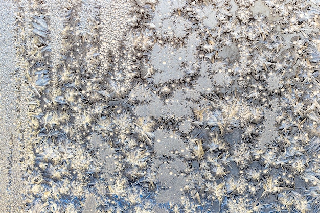 Givre ensoleillé sur la surface de la vitre de la maison