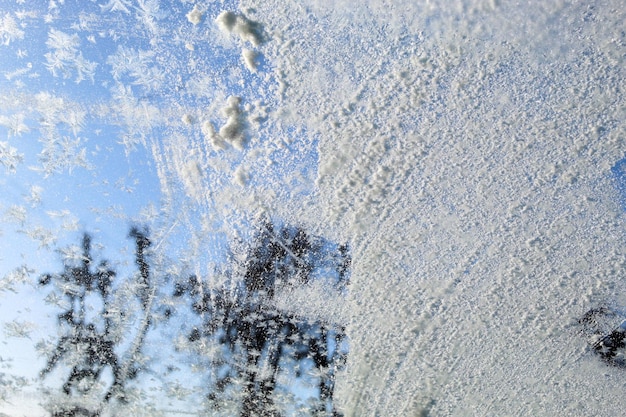 Givre et neige sur le verre