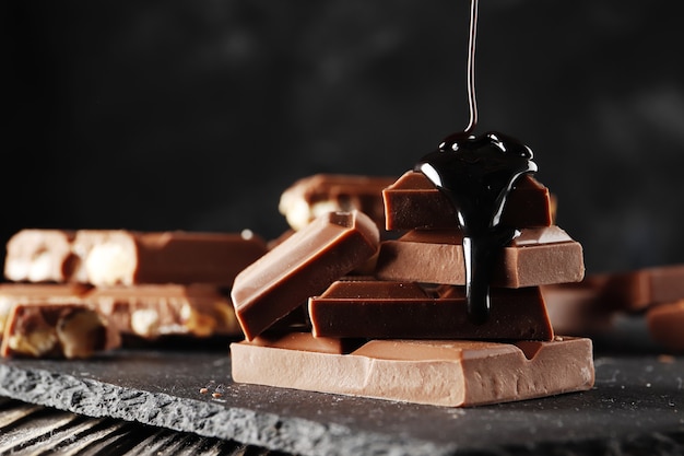 Le glaçage au chocolat noir est versé sur le chocolat