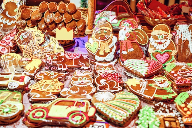 Glaçage brillant sur les pains d'épice de différentes tailles photographiés au marché de Noël en hiver à Riga en Lettonie.