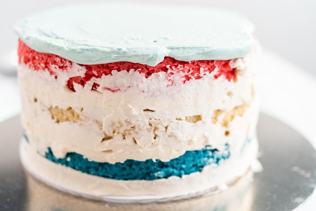 Glaçage gâteau rond à la vanille avec glaçage à la crème au beurre pour la célébration du 4 juillet.