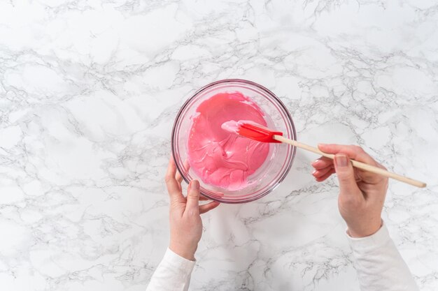 Glaçage royal fait maison pour décorer les biscuits en forme de cœur