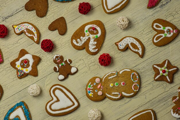 Glaçage royal pour décorer les biscuits de Noël Concept de cuisson de Noël avec pain d'épice